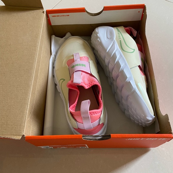 Nike Flex Runner Youth Shoes, size 4Y - Picture 3 of 3